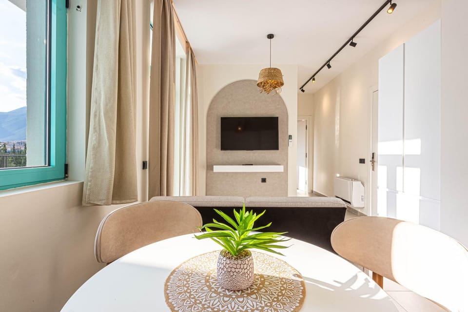 Santorini Dream 1 BR Apt w Parking, Kitchen, Sea Sunset View - Drymades Apartment in Vlorë County, Albania