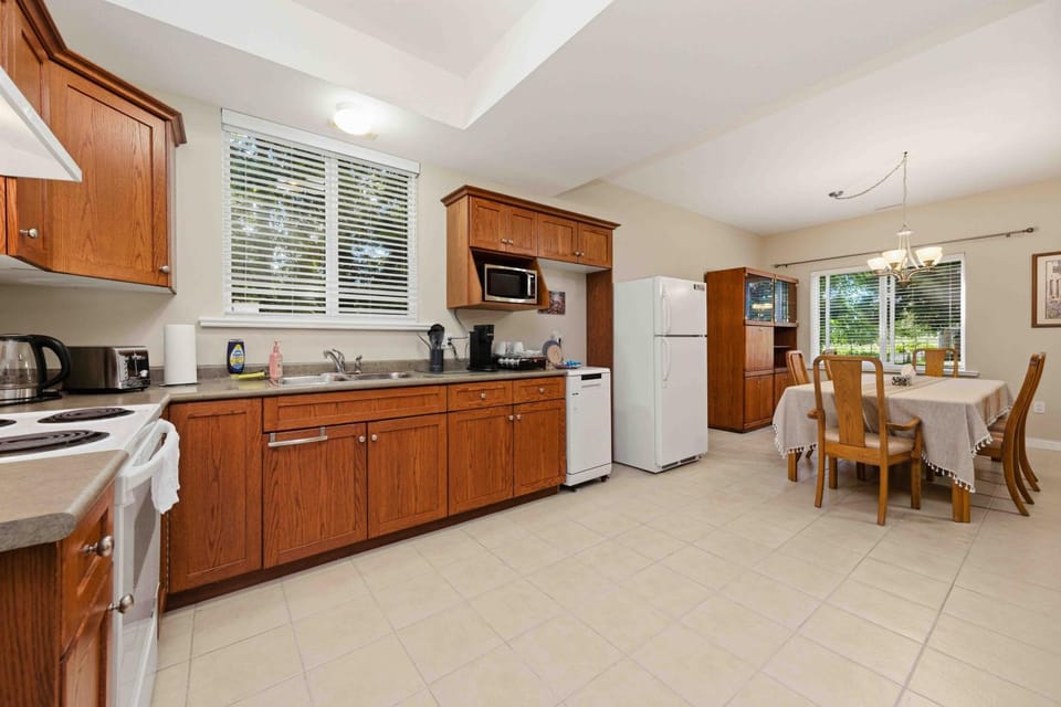 Anmore Nature Escape Cozy 2BR Suite near Lakes Apartment in Port Moody
