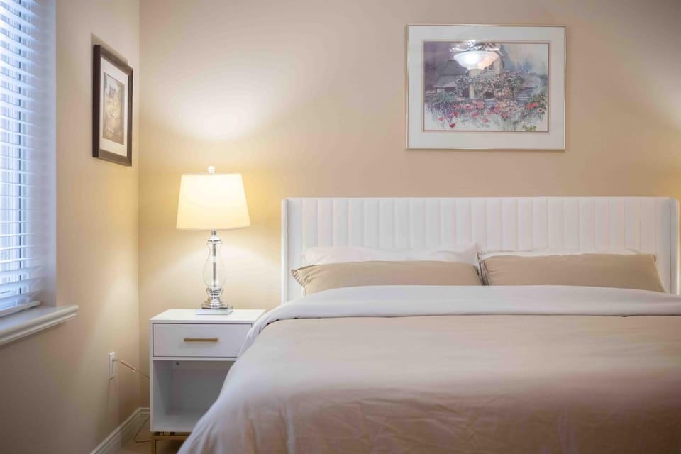 Anmore Nature Escape Cozy 2BR Suite near Lakes Apartment in Port Moody