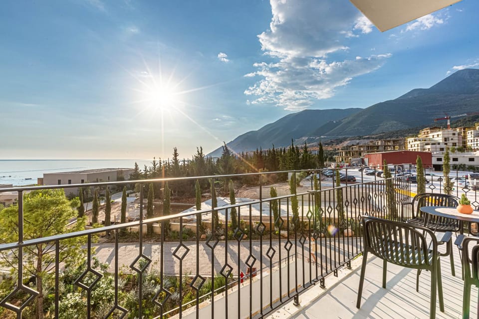 Santorini Dream 2 Apt w Parking, Kitchen and Sunset, Sea View - Drymade Apartment in Vlorë County, Albania