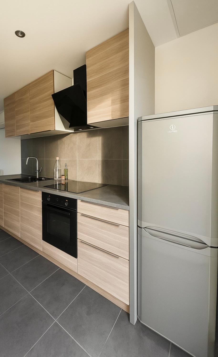 Kitchen or kitchenette, dishwasher, stove