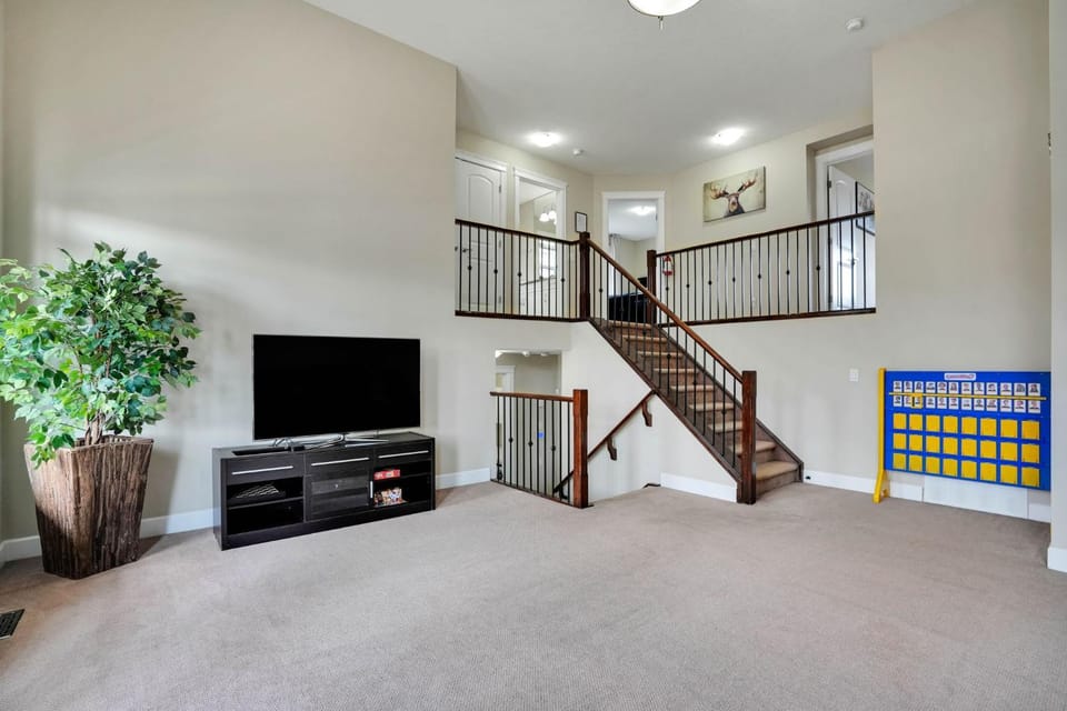 3 King Beds, 1 hr to Banff, Near YYC, BBQ, Games House in Calgary