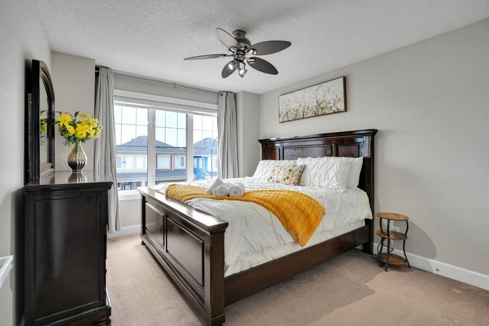 3 King Beds, 1 hr to Banff, Near YYC, BBQ, Games House in Calgary