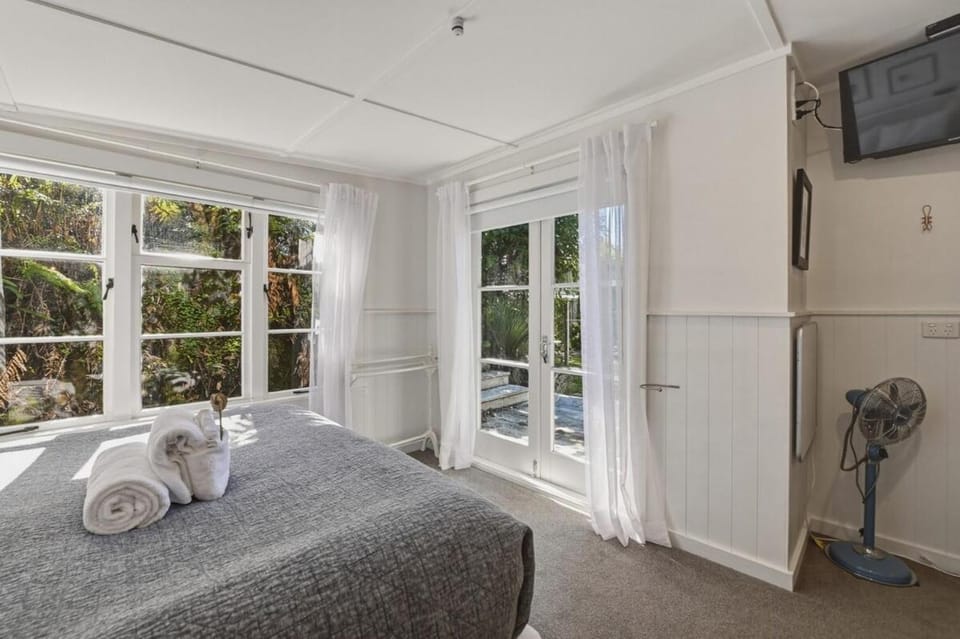 Lake Escape with views & spa 4 bedrooms House in Rotorua