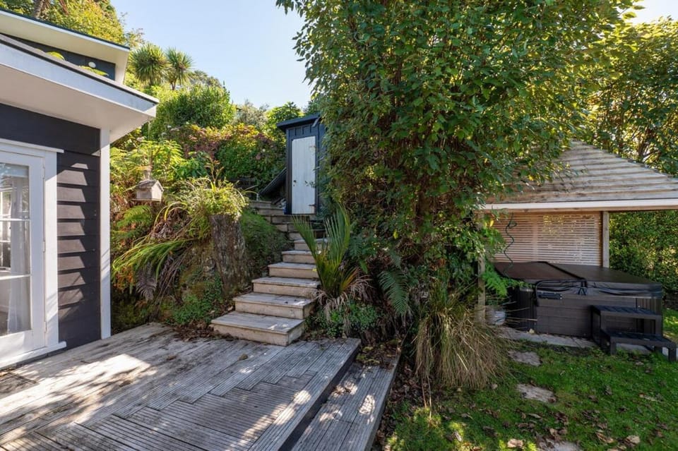Lake Escape with views & spa 4 bedrooms House in Rotorua