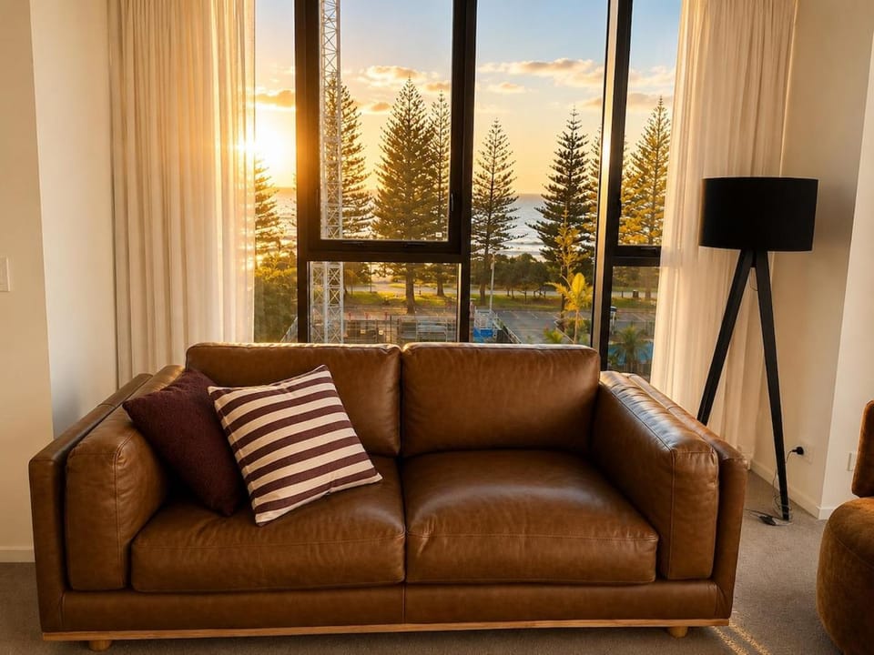 Burleigh Beach Views, Pool, Gym & Parking Apartment in Burleigh Heads