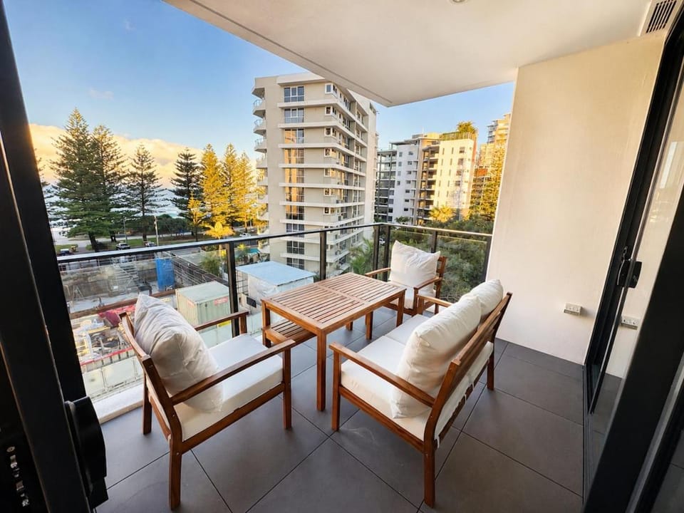 Burleigh Beach Views, Pool, Gym & Parking Apartment in Burleigh Heads