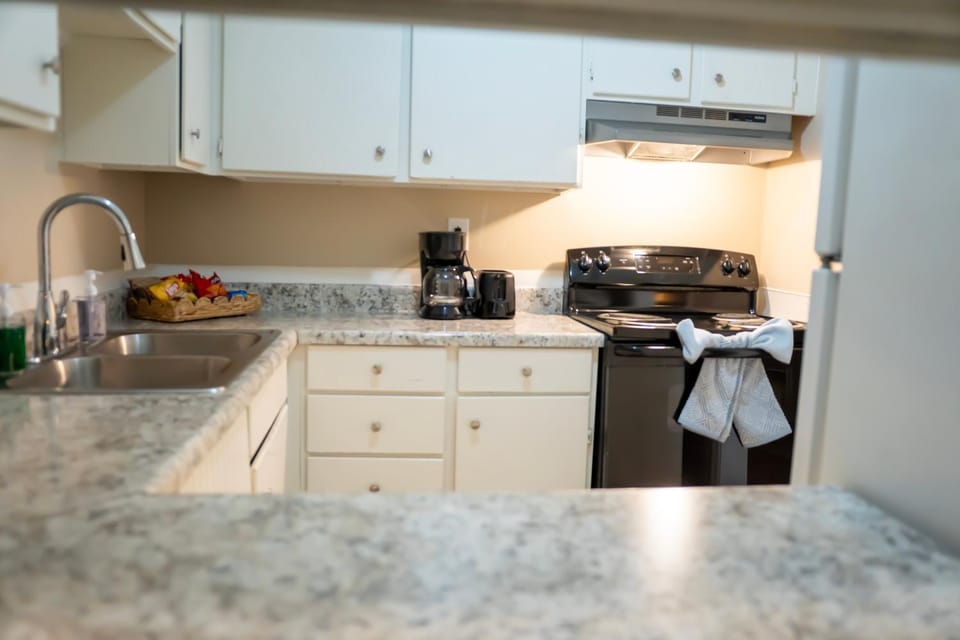 Coffee/tea facilities, Kitchen or kitchenette, stove