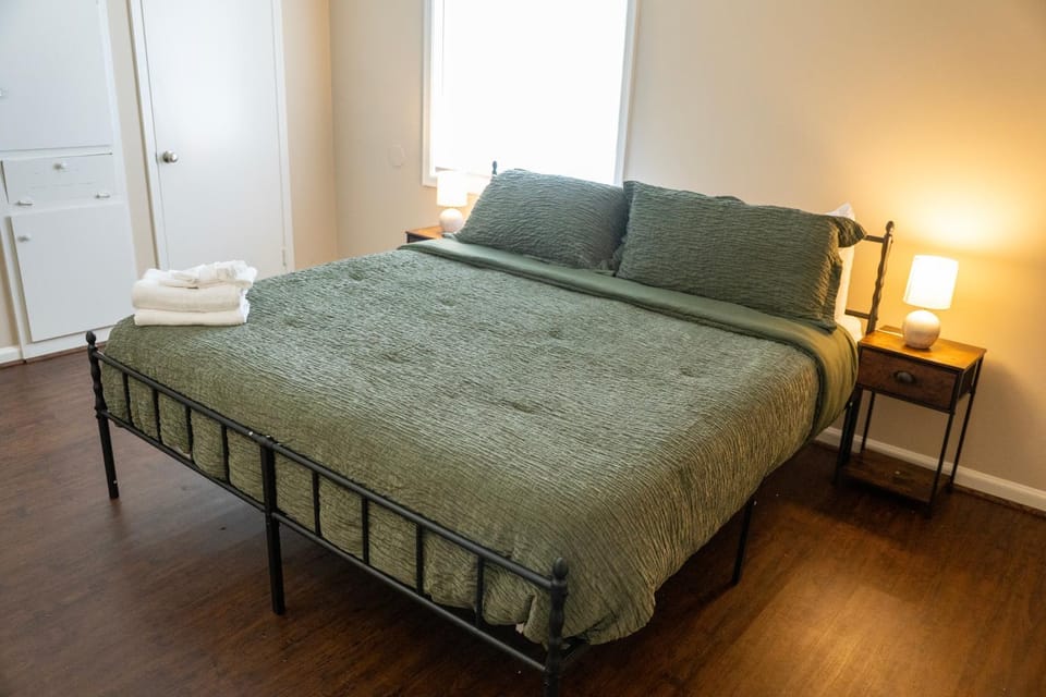 Lux Mins 2 Maxwell AFB, Baptist Med., Downtown Apartment in Montgomery