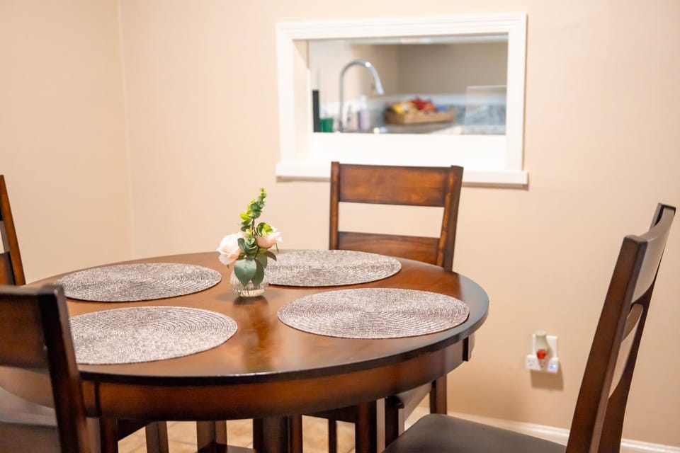 Kitchen or kitchenette, Seating area, Dining area