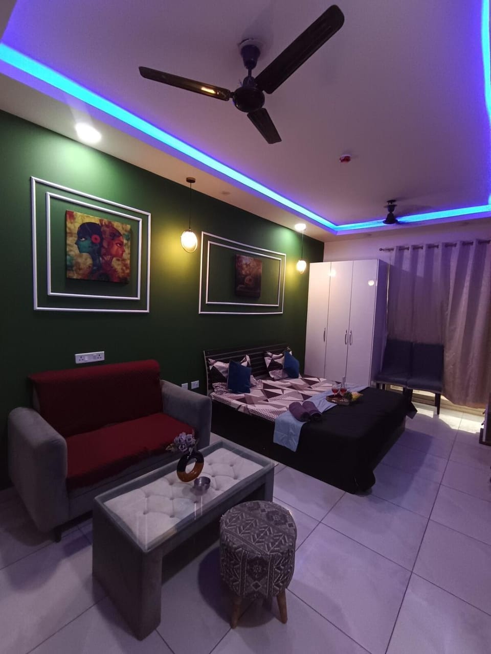 Amber Homes Couple-Friendly Cozy Studio Near Metro Apartment in Noida