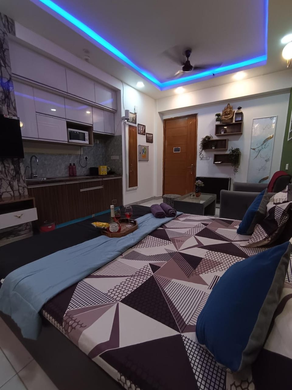 Amber Homes Couple-Friendly Cozy Studio Near Metro Apartment in Noida