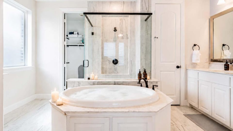Aubrey 5BR Group Stay - Yard Garage & Fireplace House in Little Elm