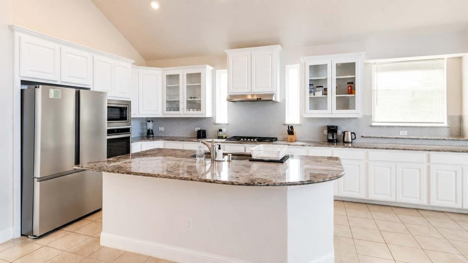 Aubrey 5BR Group Stay - Yard Garage & Fireplace House in Little Elm