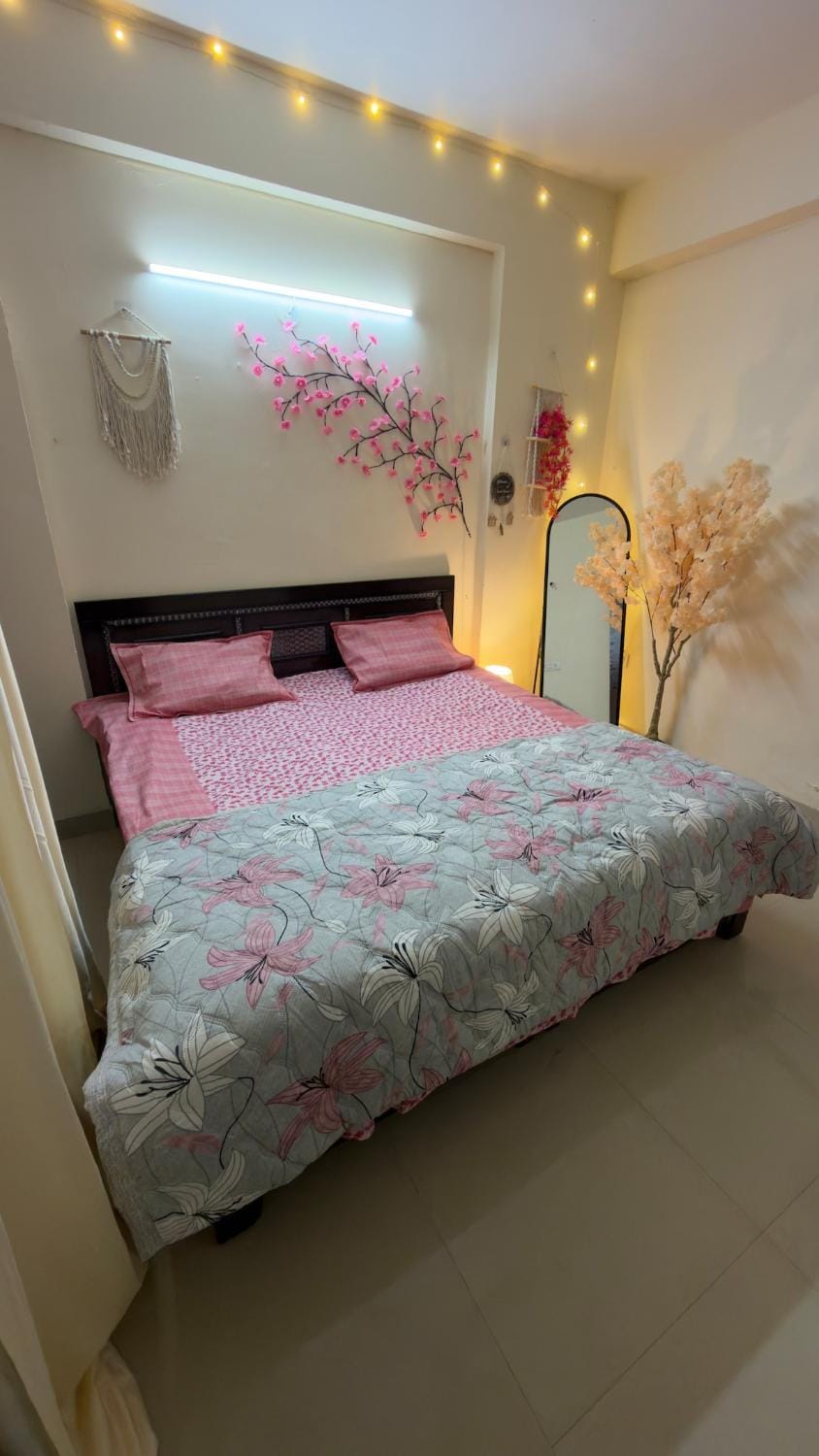 Luxury Floral Retreat Near Amrita Hospital Apartment in Noida