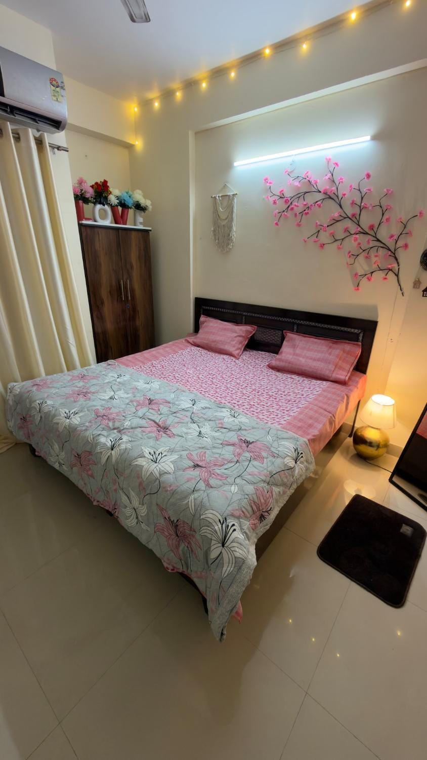 Luxury Floral Retreat Near Amrita Hospital Apartment in Noida
