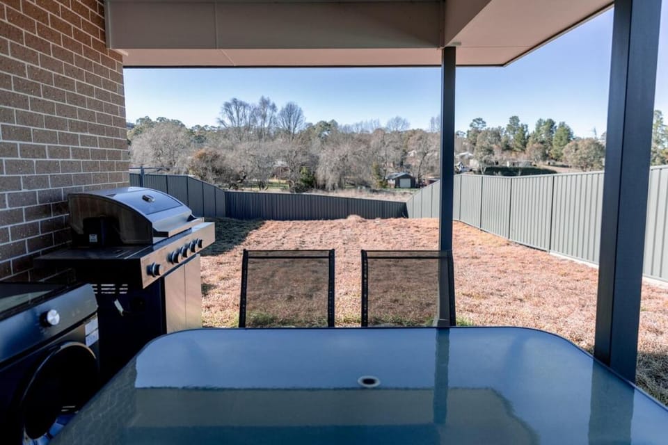 Near UNE 4BR Home BBQ, Outdoor Dining & Cinema House in Armidale