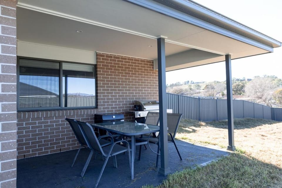 Near UNE 4BR Home BBQ, Outdoor Dining & Cinema House in Armidale