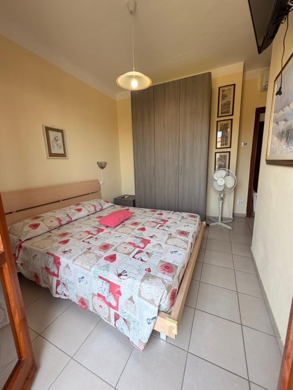 Bed, TV and multimedia, Photo of the whole room, Bedroom
