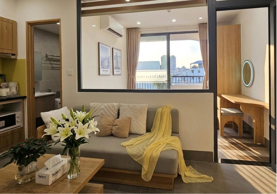 Kitchen or kitchenette, Living room, Seating area, Dining area, stove