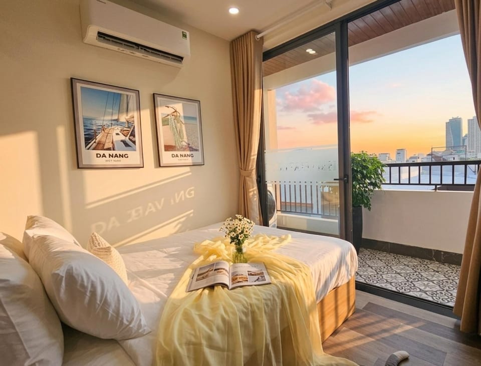 Bed, View (from property/room), Balcony/Terrace, air conditioner