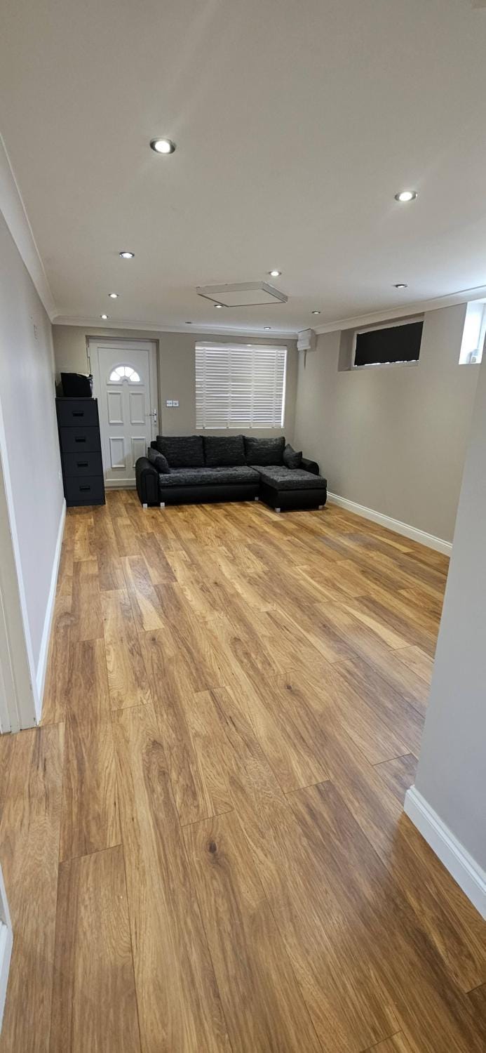 Spacious one Bed Garden Annexe Private Side Entran Apartment in Barking