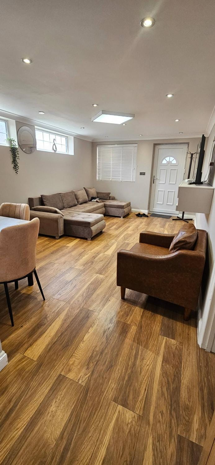 Spacious one Bed Garden Annexe Private Side Entran Apartment in Barking