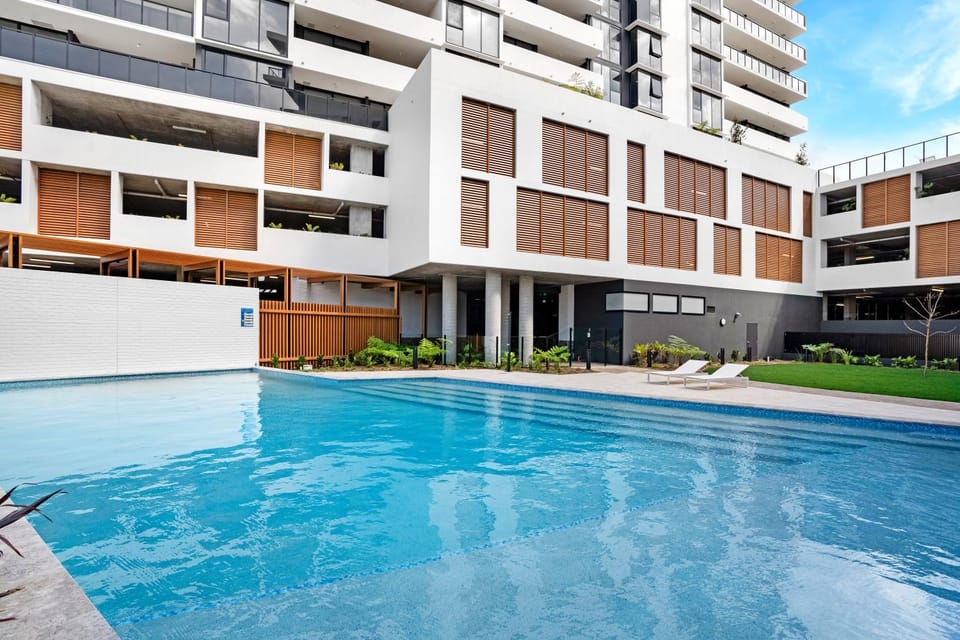 Modern 3BR Apt with Sea Views, Pool & 2 Car Park! Apartment in Maroochydore