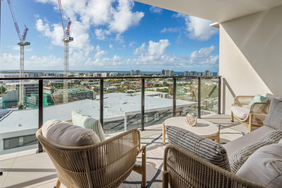 Modern 3BR Apt with Sea Views, Pool & 2 Car Park! Apartment in Maroochydore