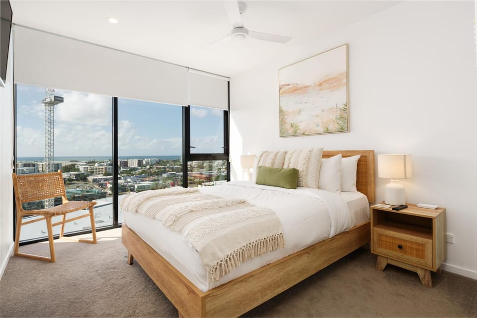 Modern 3BR Apt with Sea Views, Pool & 2 Car Park! Apartment in Maroochydore