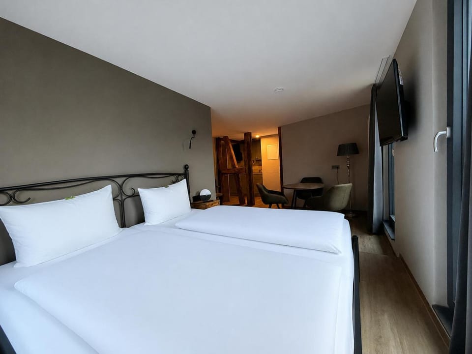 Bed, TV and multimedia, Photo of the whole room, Bedroom