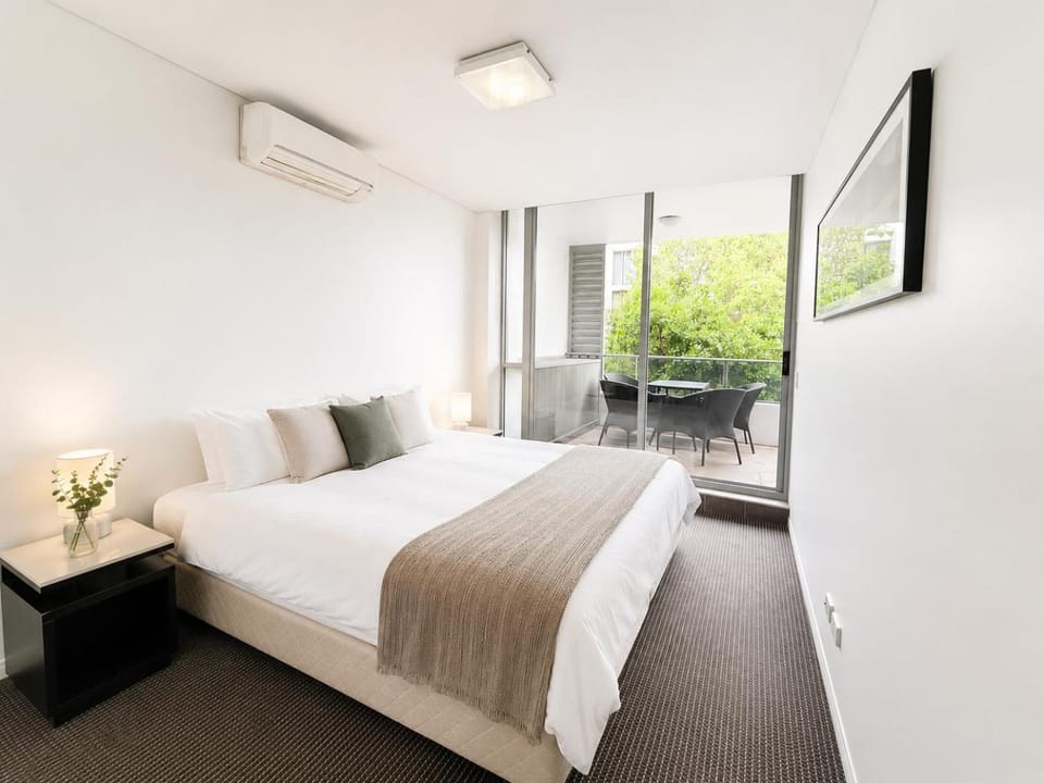 Southport Serenity Modern Coastal Stay Apartment in Main Beach