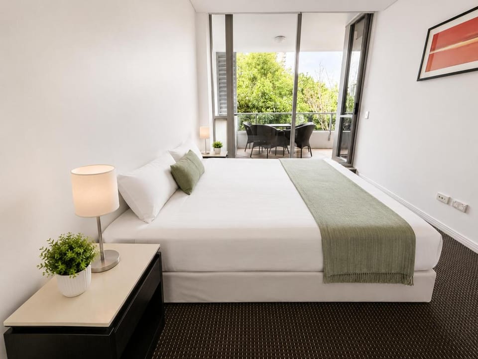 Southport Serenity Modern Coastal Stay Apartment in Main Beach