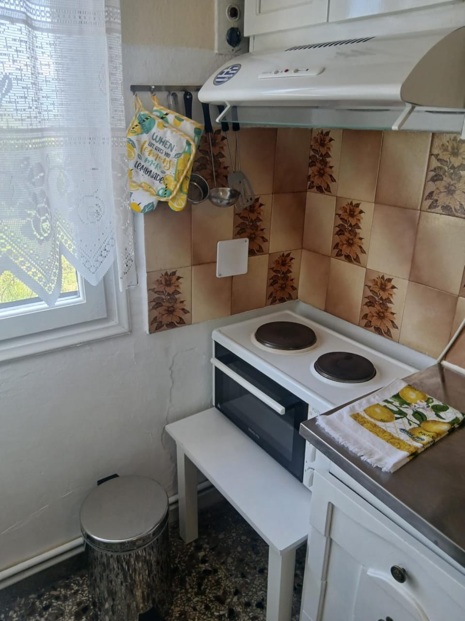 Kitchen or kitchenette, Kitchen or kitchenette, oven