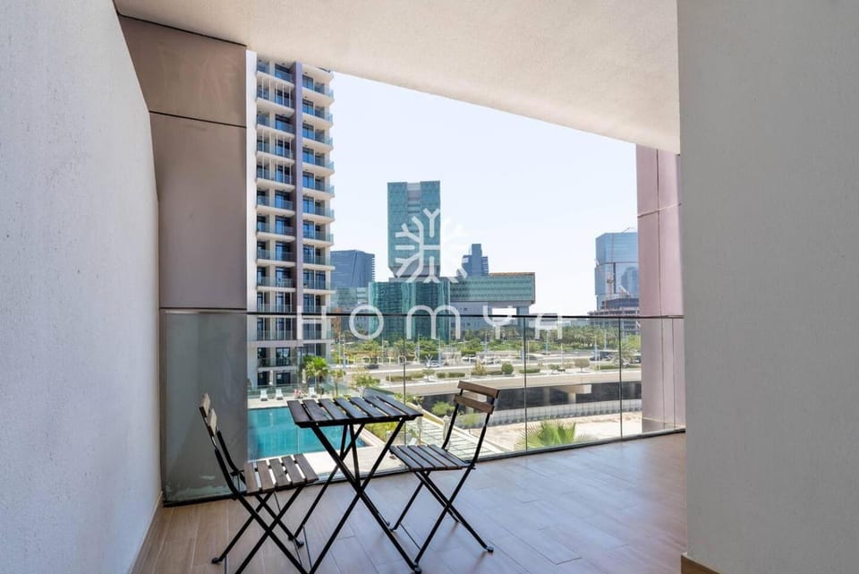 Balcony/Terrace, City view, Pool view
