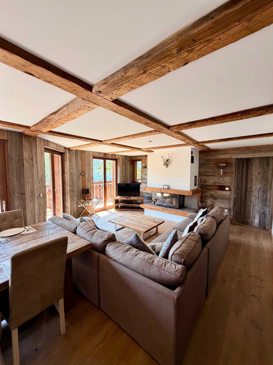 Luxury Chalet with Hot Tub & Mountain Views Chalet in Montriond