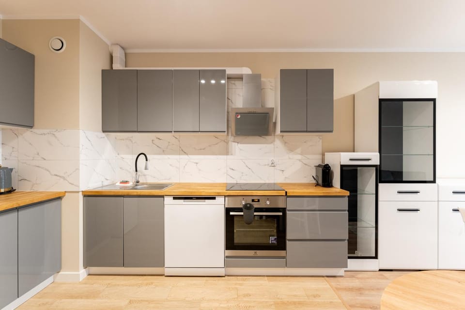 Kitchen or kitchenette, oven