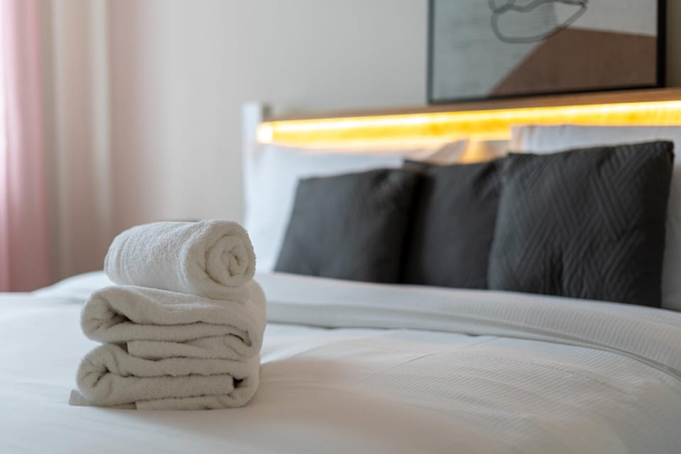 Bed, Bedroom, towels