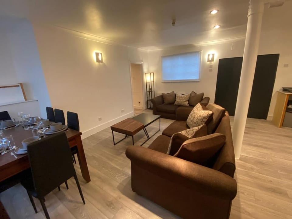 Large 3 Bedroom Flat Earl's CourtWest Kensington Apartment in City of Westminster