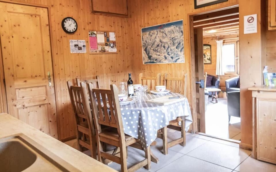 Cozy Chalet with Private Parking Sleeps 7 Chalet in Montriond