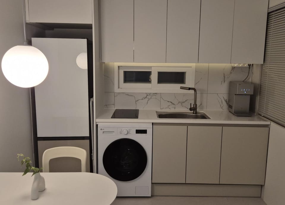 Coffee/tea facilities, Kitchen or kitchenette, stove, washing machine, dryer