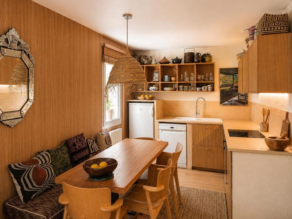 Kitchen or kitchenette, Dining area