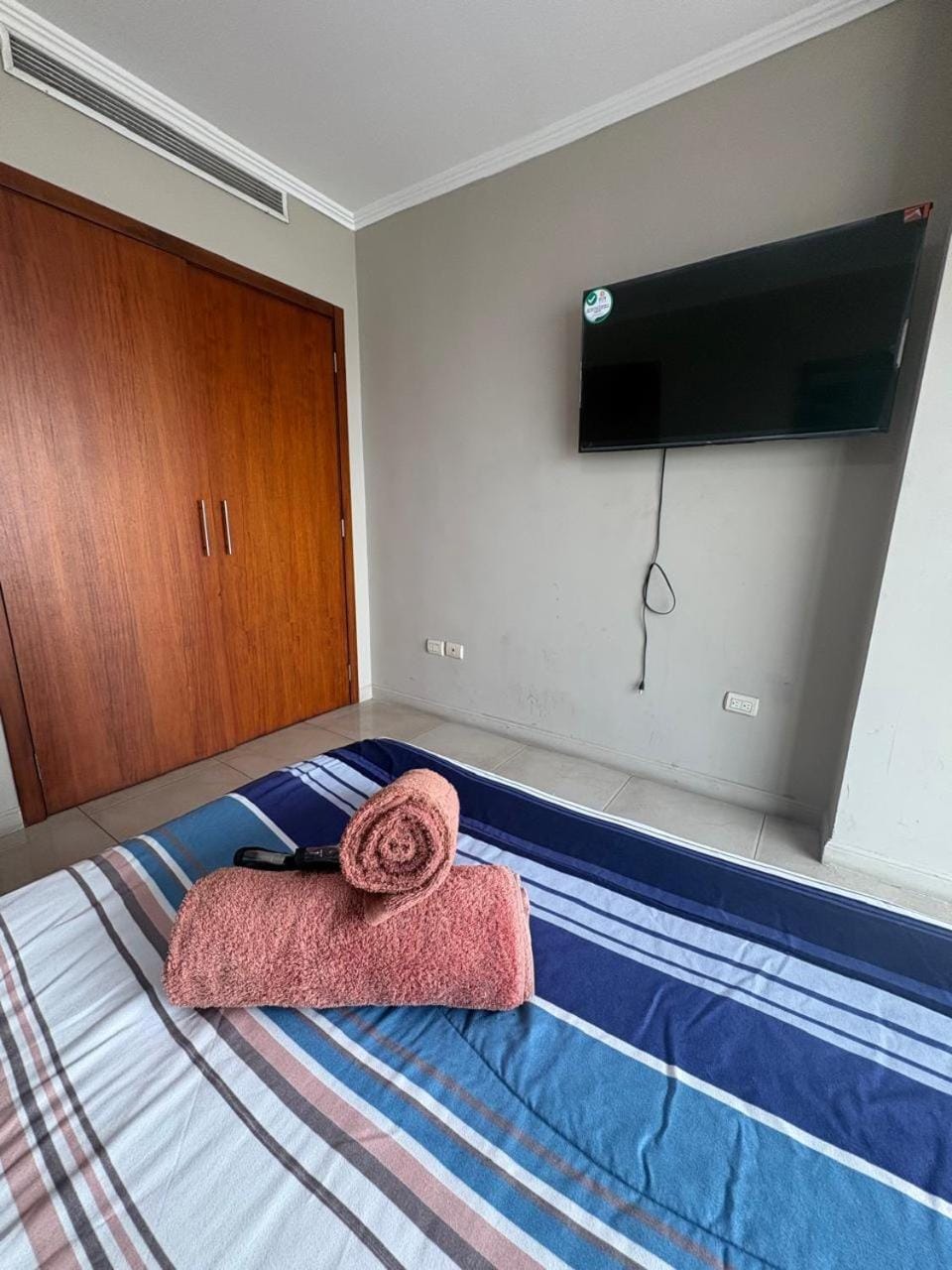 Bed, TV and multimedia, Photo of the whole room, Bedroom, towels, wardrobe