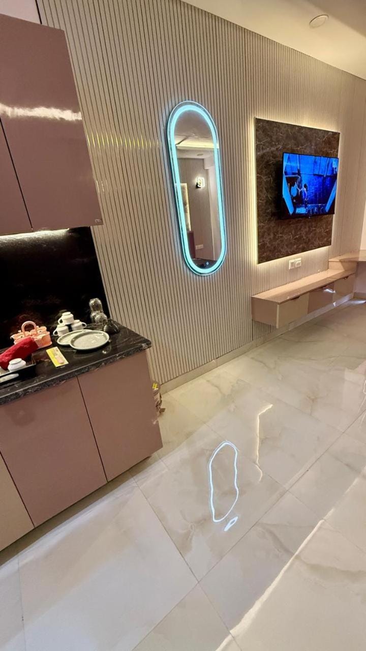 Elegant Studios Modern Studios in Gaur City Center Apartment in Noida