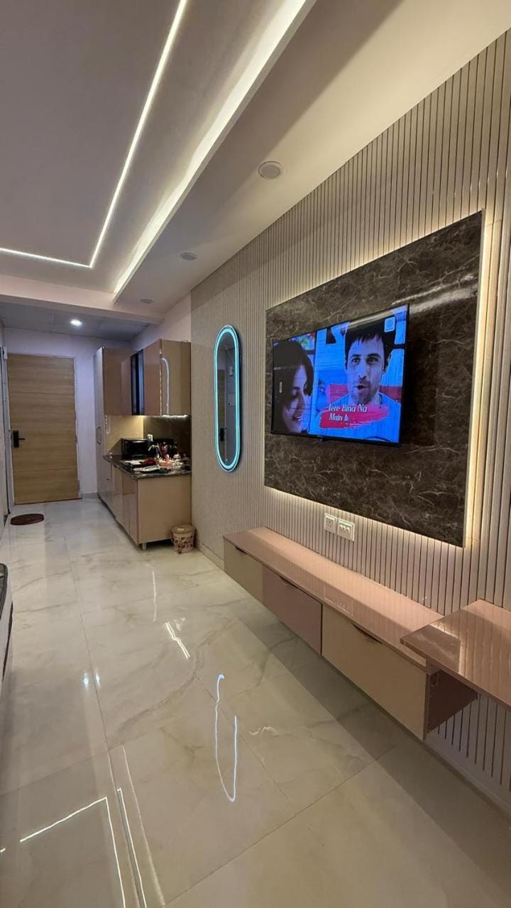 Elegant Studios Modern Studios in Gaur City Center Apartment in Noida