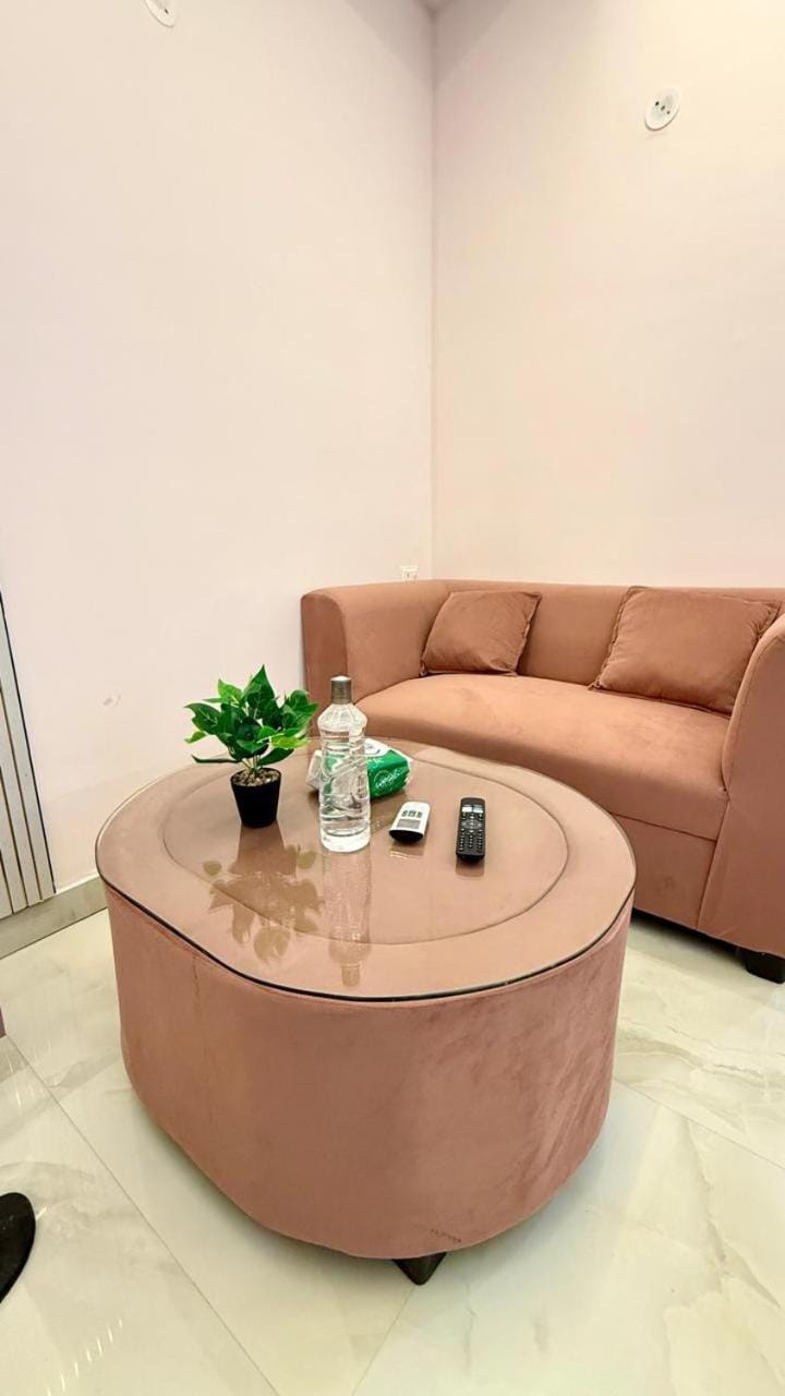 Elegant Studios Modern Studios in Gaur City Center Apartment in Noida