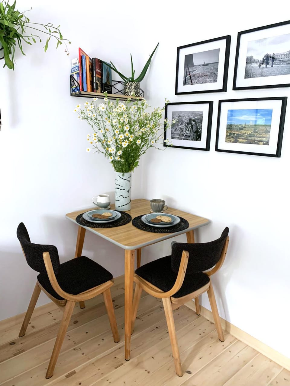 Library, Living room, Dining area, Food, pet friendly