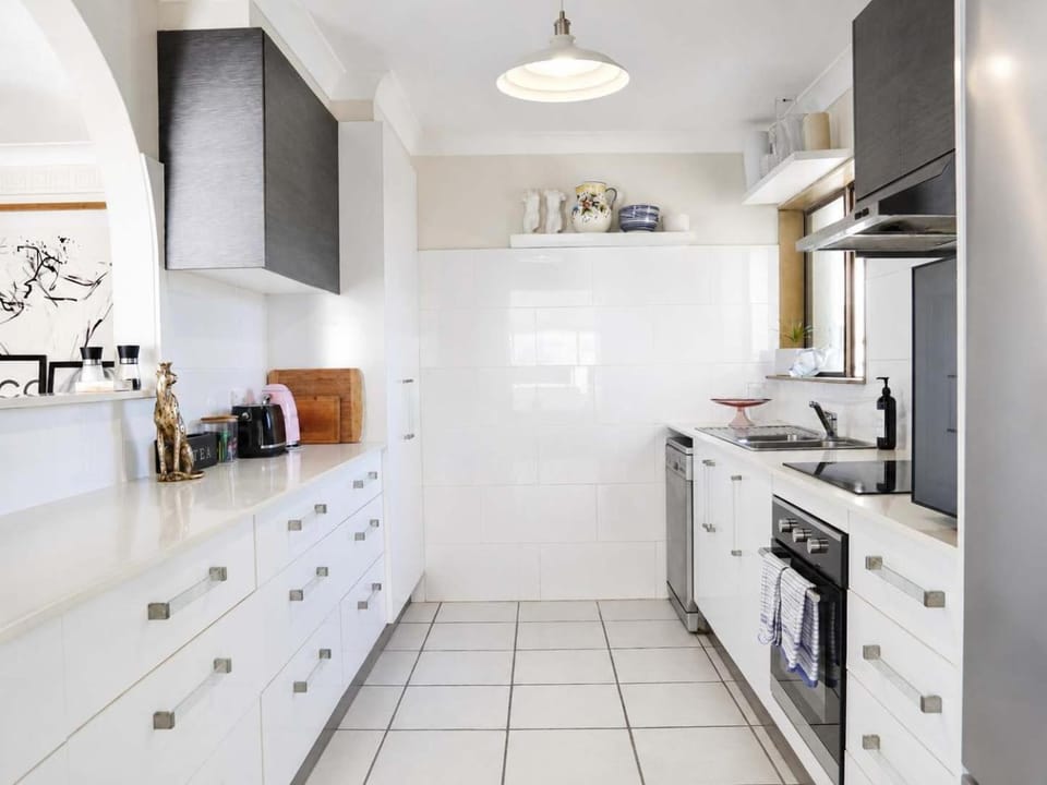 Absolute Beachfront Apt Parking Ocean Views Pets Welcome Apartment in Surfers Paradise