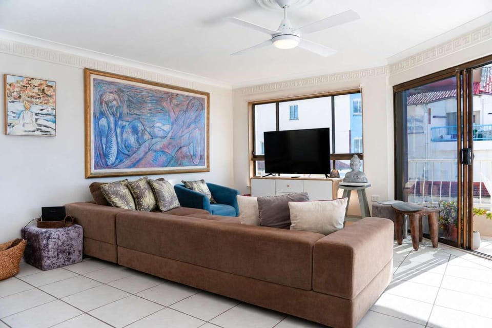 Absolute Beachfront Apt Parking Ocean Views Pets Welcome Apartment in Surfers Paradise