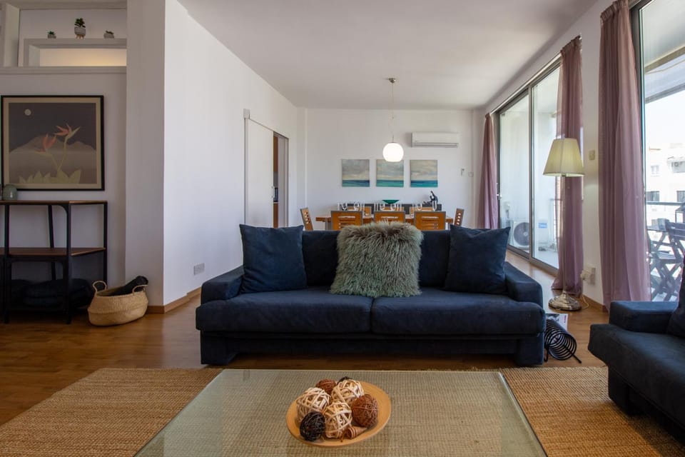 Central Classic 3BR Apt by Makariou Avenue Apartment in Nicosia City